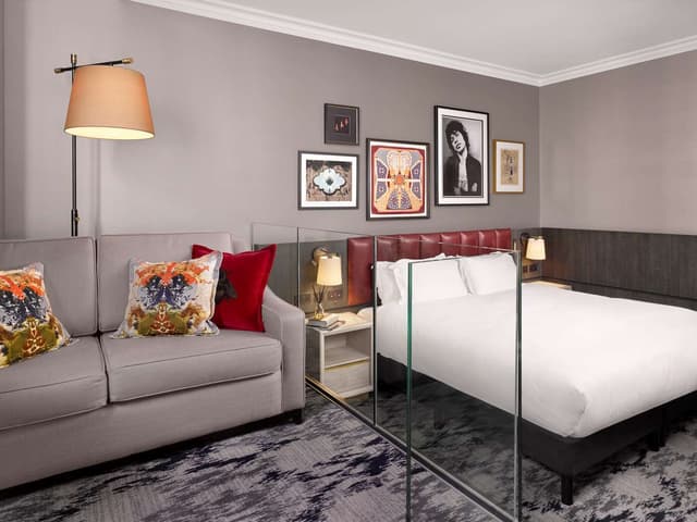 ST JAMES PREMIUM KING ROOM