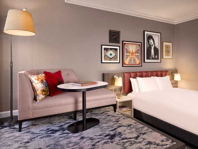 ST. JAMES KING ROOM