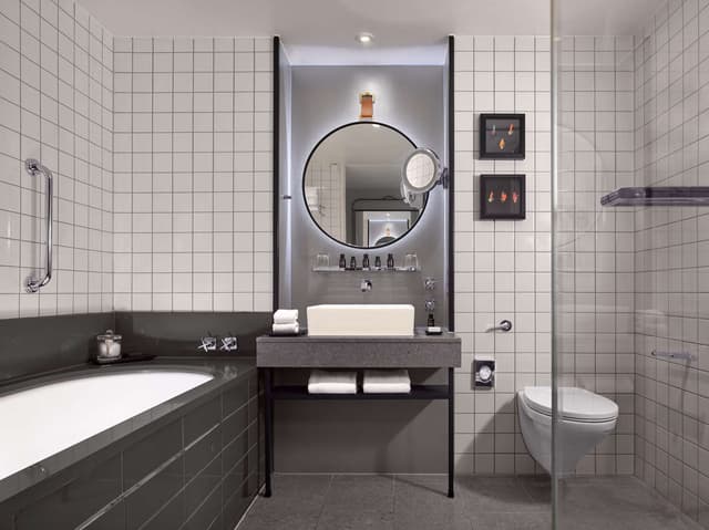 ST. JAMES KING ROOM