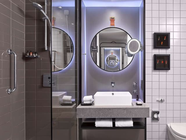 TRAFALGAR QUEEN ROOM