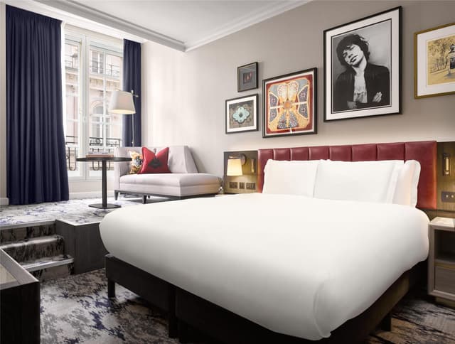 ST. JAMES KING ROOM
