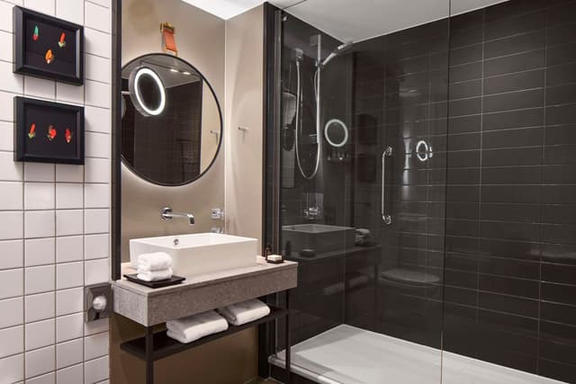 ST. JAMES KING ROOM