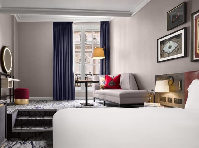 ST. JAMES KING ROOM
