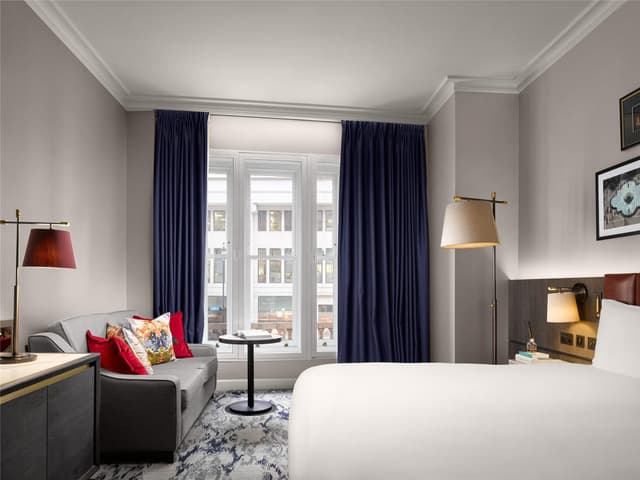 ST JAMES PREMIUM KING ROOM