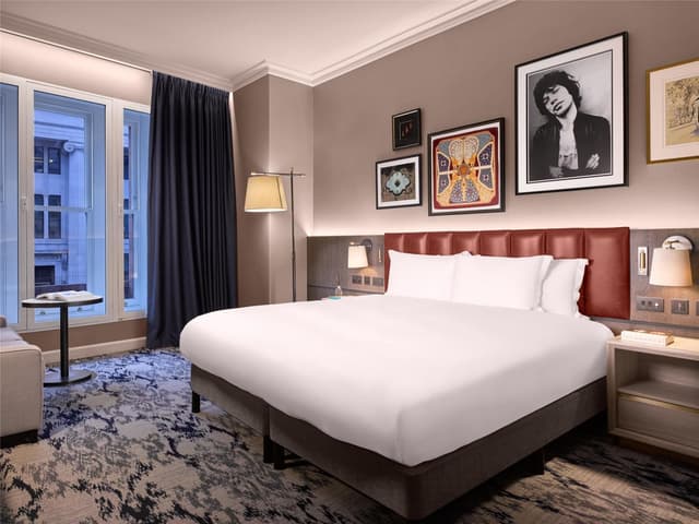 ST JAMES PREMIUM KING ROOM