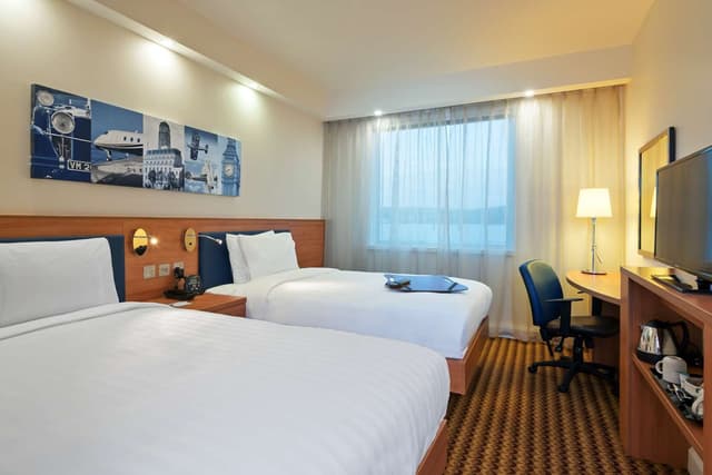 TWIN ROOM