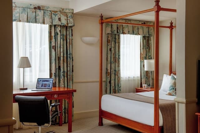 Suite (Four Poster)
