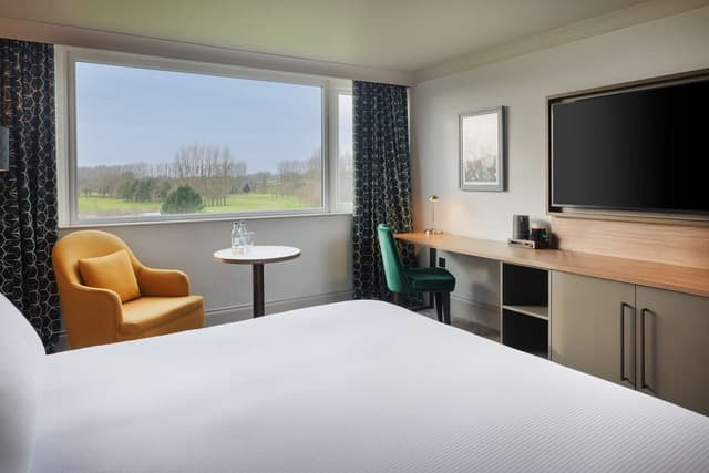 KING DELUXE ROOM WITH GOLF VIEW