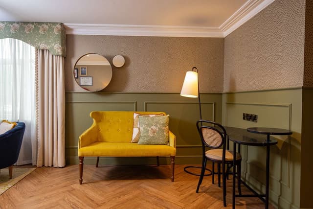 KING GEORGE WALTON JUNIOR SUITE