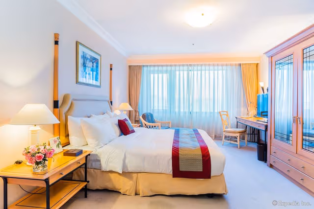 Club Room King Bed