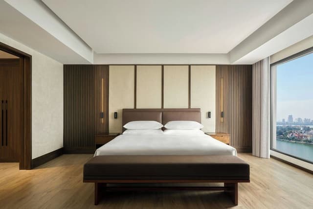 Suite, 1 King Bed