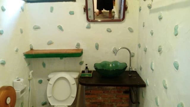 House, 2 Twin Beds