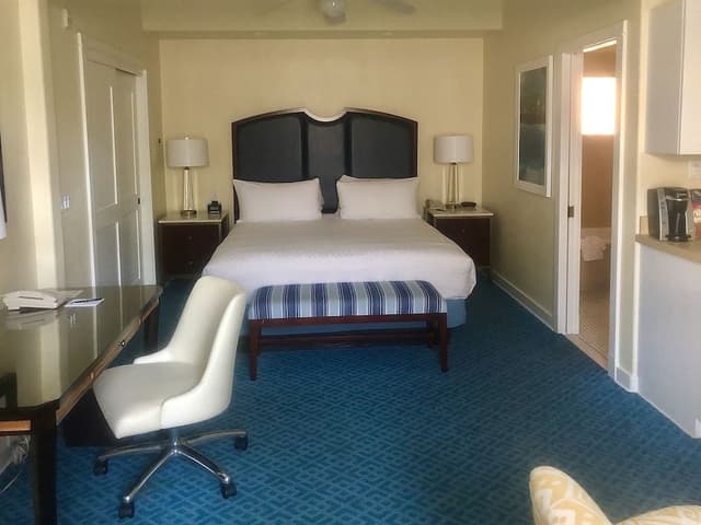 Suite, 1 King Bed with Sofa bed, Garden View