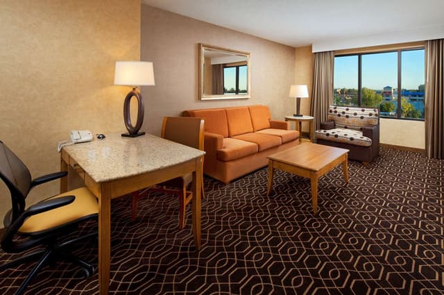 2 QUEEN 1 BEDROOM SUITE SOFABED W/TUB