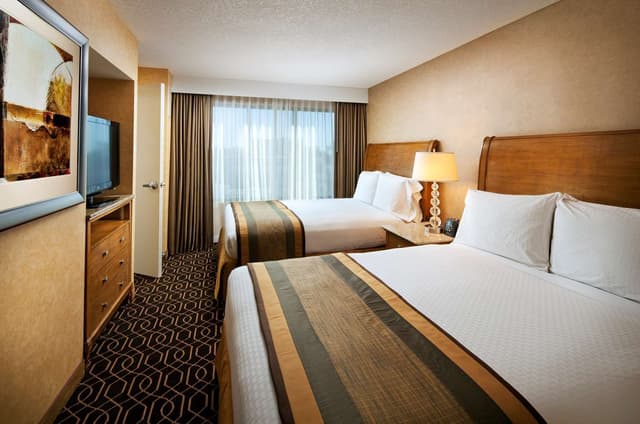 2 QUEEN 1 BEDROOM SUITE SOFABED W/TUB