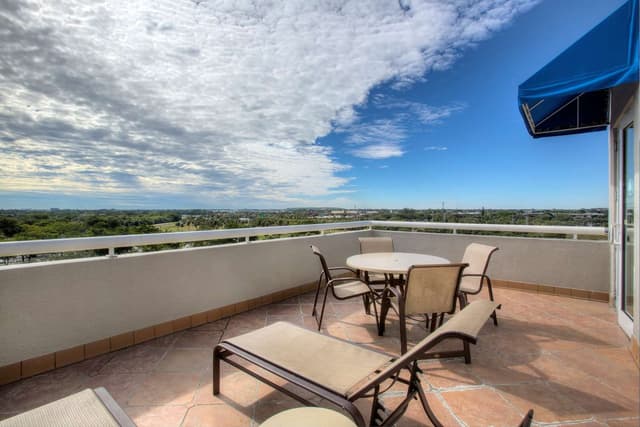 1 KING BED DUPLEX SUITE W/ 2 BALCONIES