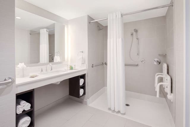 1 QN JR SUITE MOBILITY/HEARING ACCESS RI SHWR