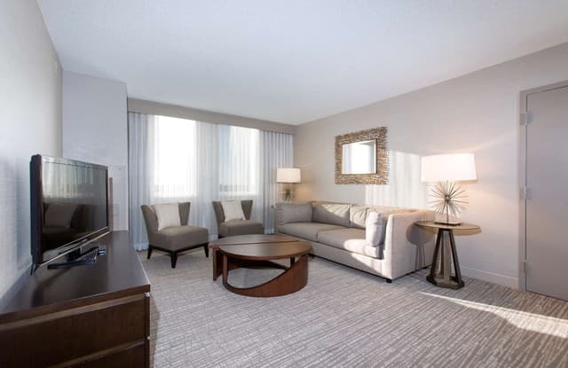 1 KING BED SUITE W/ WET BAR AND LIVING RM