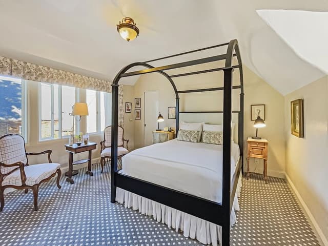 Standard Room, 1 Queen Bed, Courtyard Area