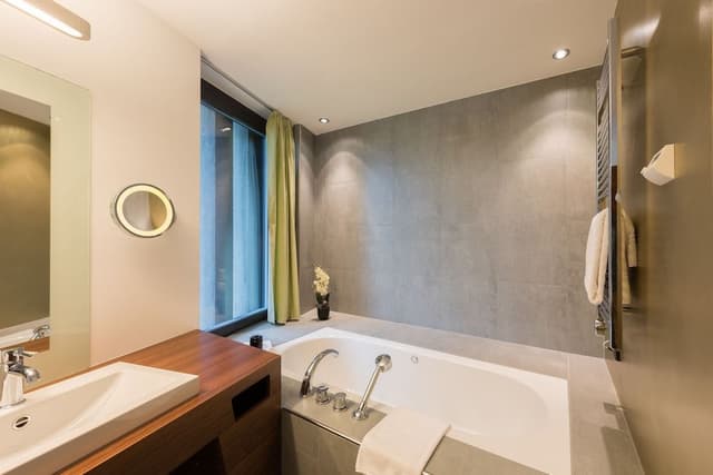 Panorama Club Junior Suite with bathtub and lake view, air conditioning