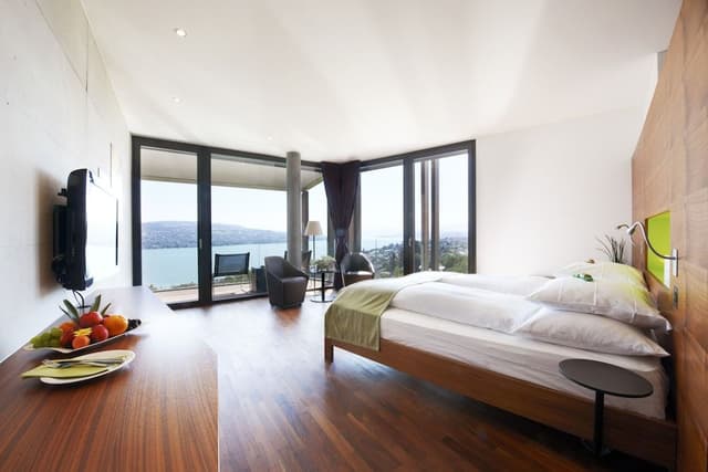 Panorama Club Junior Suite with bathtub and lake view, air conditioning