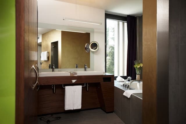 Panorama Club Junior Suite with bathtub and lake view, air conditioning
