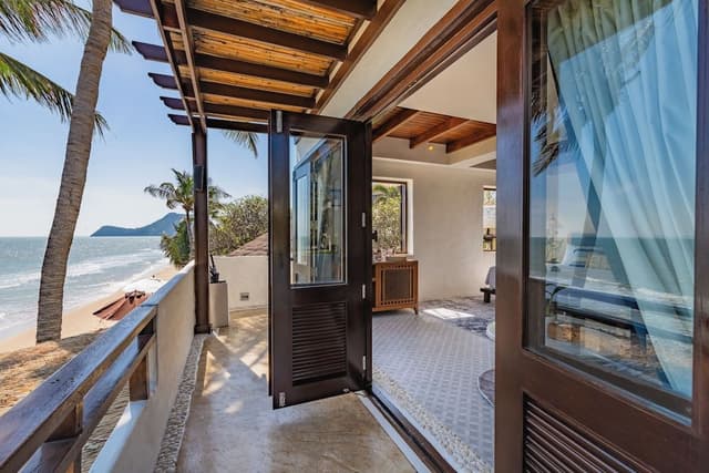 Beachfront Rooftop Suite