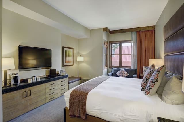 Room, 1 King Bed (Lodge)
