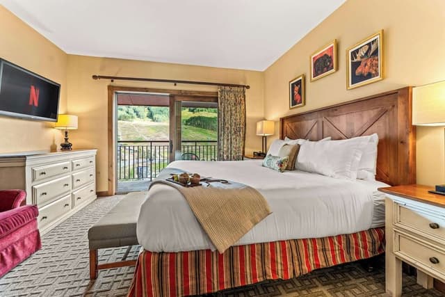 Signature Condo, Balcony, Mountain View