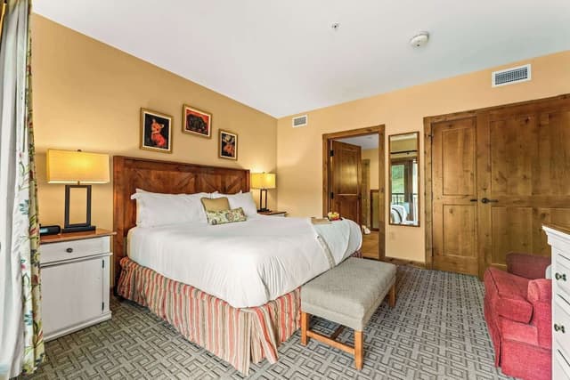 Signature Condo, Balcony, Mountain View
