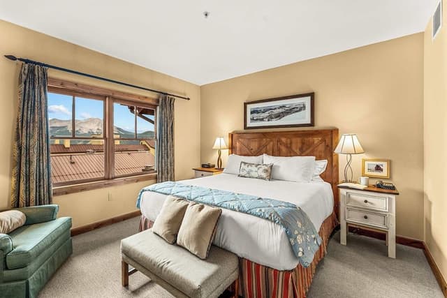 Signature Condo, Balcony, Mountain View