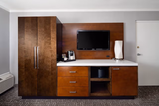 Standard Room, 1 King Bed, Accessible (Communications)