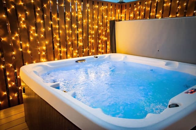 Luxury 3-bed lodge with hot tub
