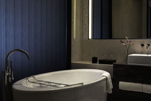 Superior Suite, 1 King Bed, Club Lounge Access, City View