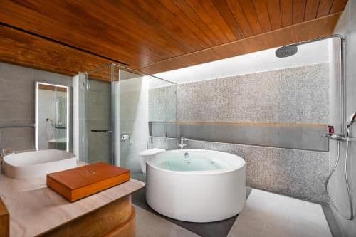 Beachfront suite pool villa