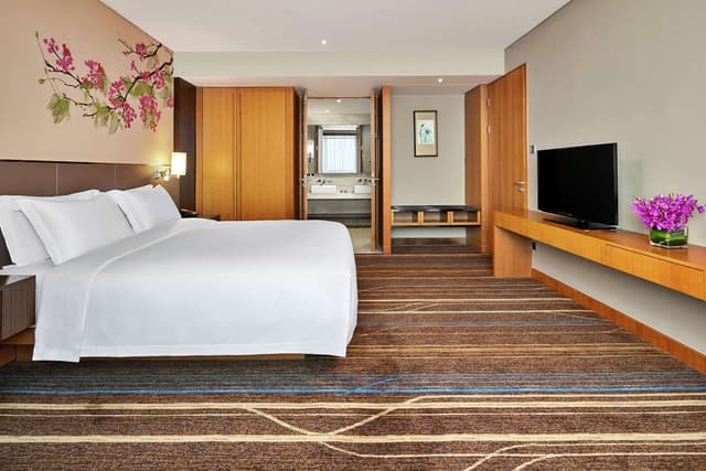 1 KING ONE BEDROOM SUITE WITH CITY VIEW
