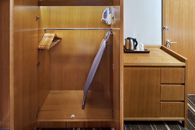 1 KING ACCESSIBLE ROOM WITH ROLL IN SHOWER