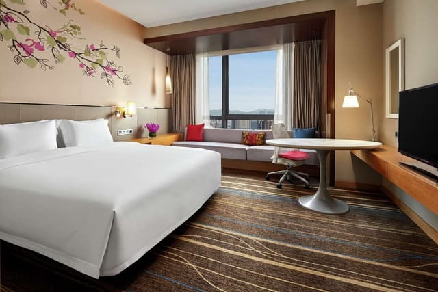 1 KING BED WITH CITY VIEW