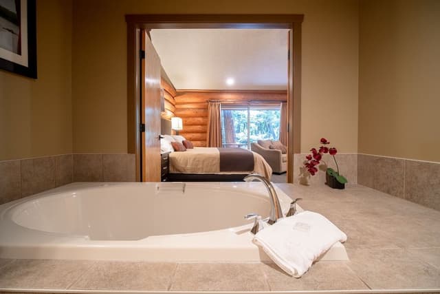 Bungalow, Jetted Tub