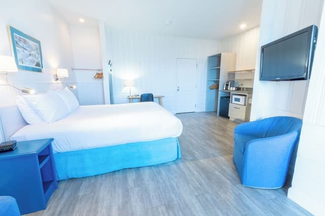 Comfort Room (Bonaventure Island view)