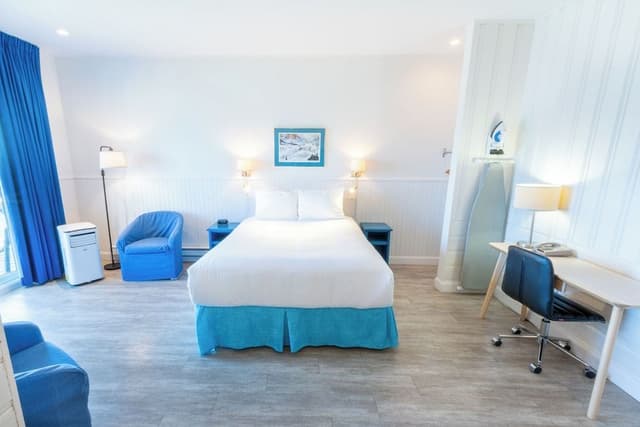 Comfort Room (Bonaventure Island view)