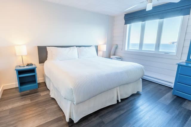 Comfort Room (Bonaventure Island view)