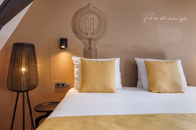 Junior Suite Queen Room