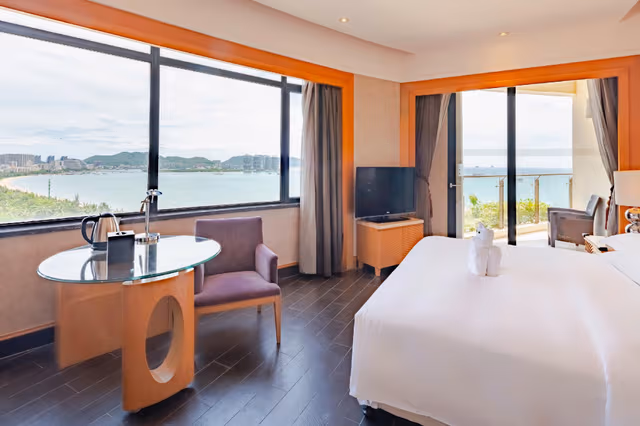 Corner Ocean View room, Guest room, 1 King, Ocean view, Corner room, Balcony