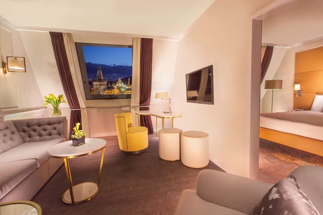 KING EXECUTIVE SUITE