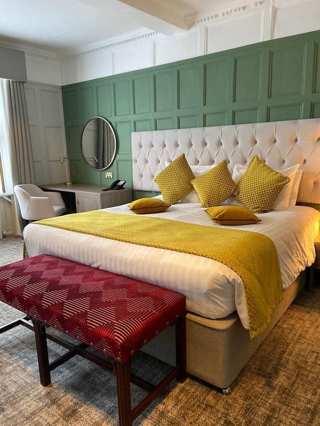 Deluxe 'Charles Allen Jones' Double / Twin Bedroom (With Spa Access)