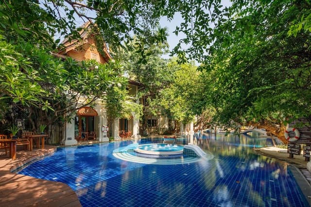 Deluxe Room, 1 King Bed, Pool Access (Lanna)