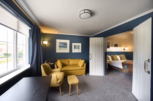 Superior Suite, 1 King Bed, Garden View