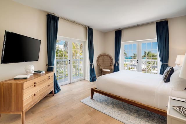 Junior Suite, 1 King Bed, Balcony, Oceanfront