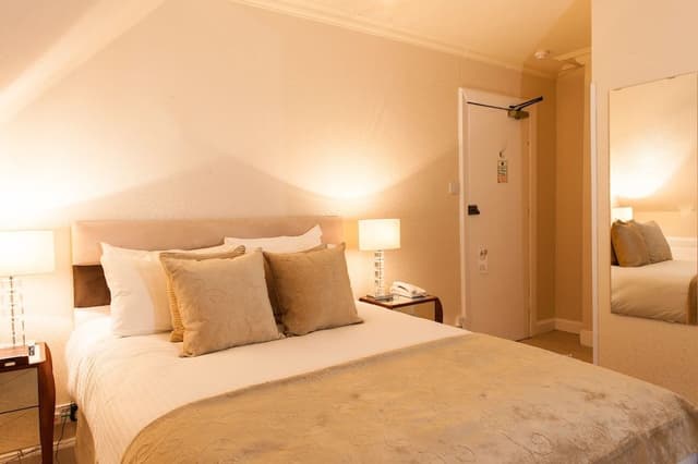 Double Room (Petite)